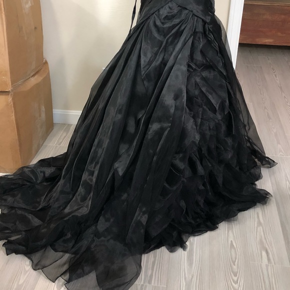 Black ruffled layers with train - Picture 13 of 14